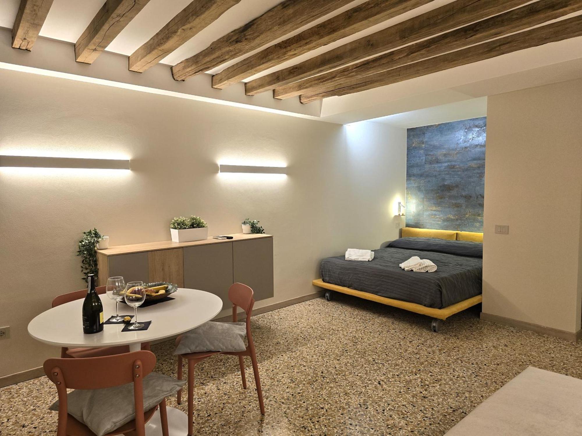 Cozy Studio With Canal View Venice Exterior photo