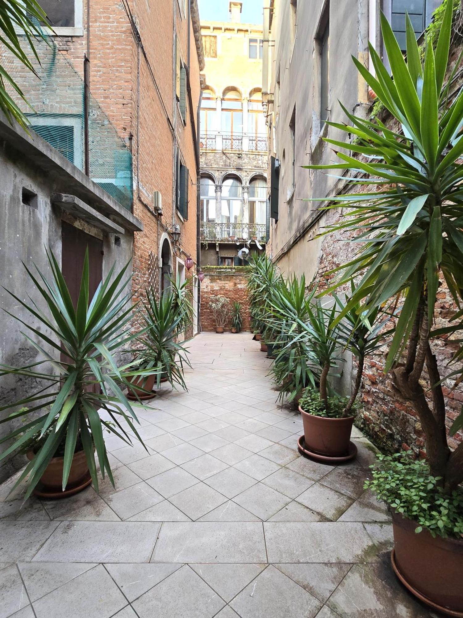 Cozy Studio With Canal View Venice Exterior photo