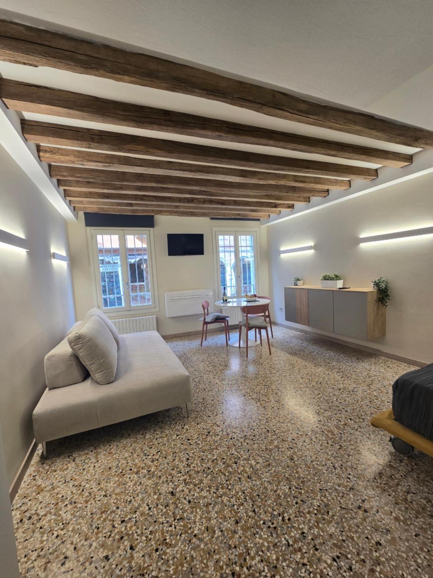 Cozy Studio With Canal View Venice Exterior photo